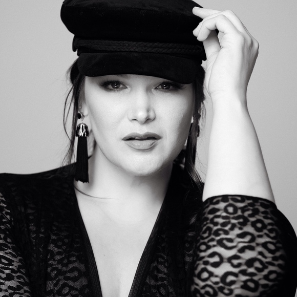 Meet your Posher, Posh - Picture 1 of 9